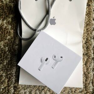 Apple AirPods in Classic White